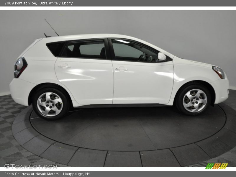 Ultra White / Ebony 2009 Pontiac Vibe