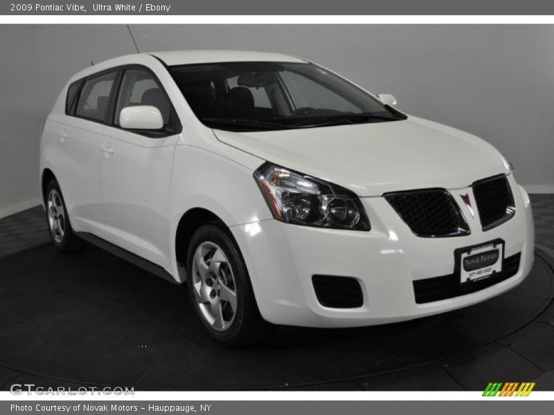 Ultra White / Ebony 2009 Pontiac Vibe