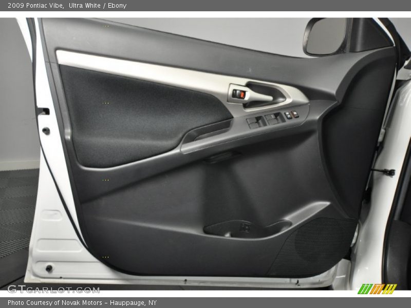 Ultra White / Ebony 2009 Pontiac Vibe