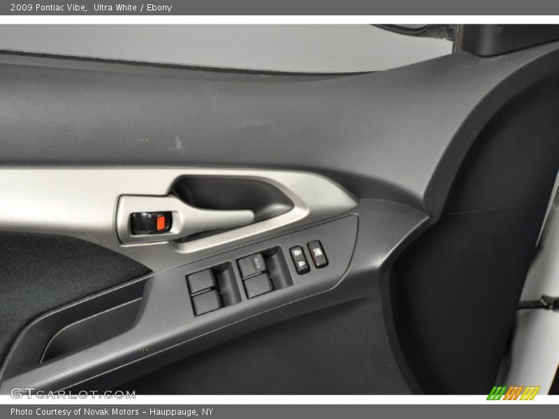 Ultra White / Ebony 2009 Pontiac Vibe