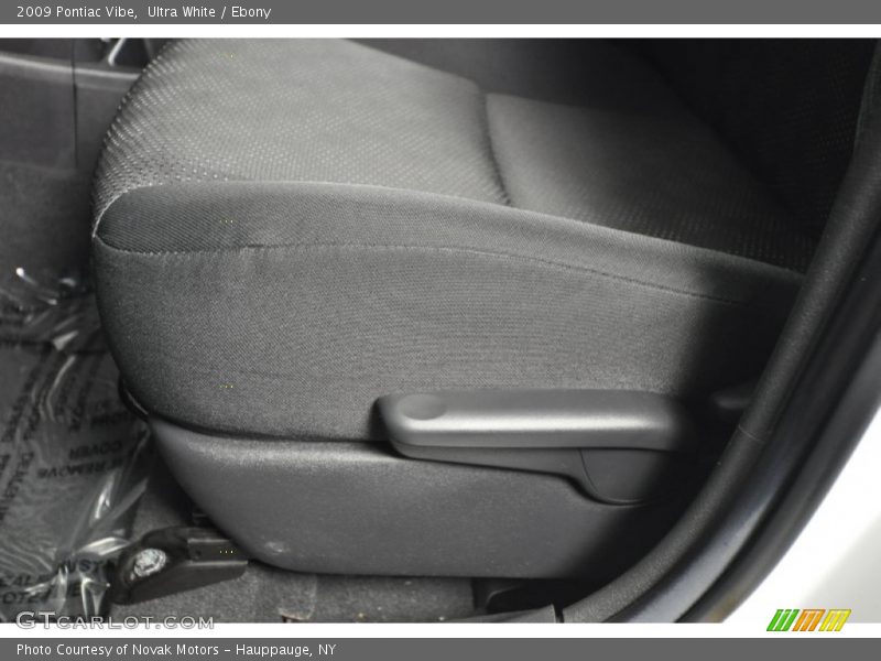 Ultra White / Ebony 2009 Pontiac Vibe