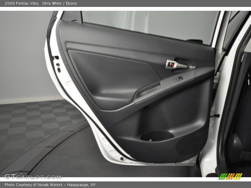 Ultra White / Ebony 2009 Pontiac Vibe