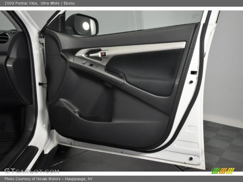 Ultra White / Ebony 2009 Pontiac Vibe