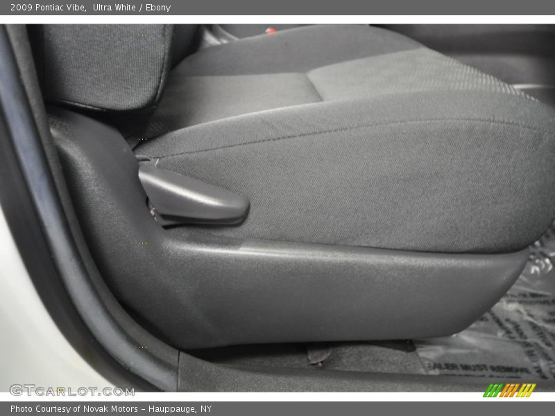 Ultra White / Ebony 2009 Pontiac Vibe