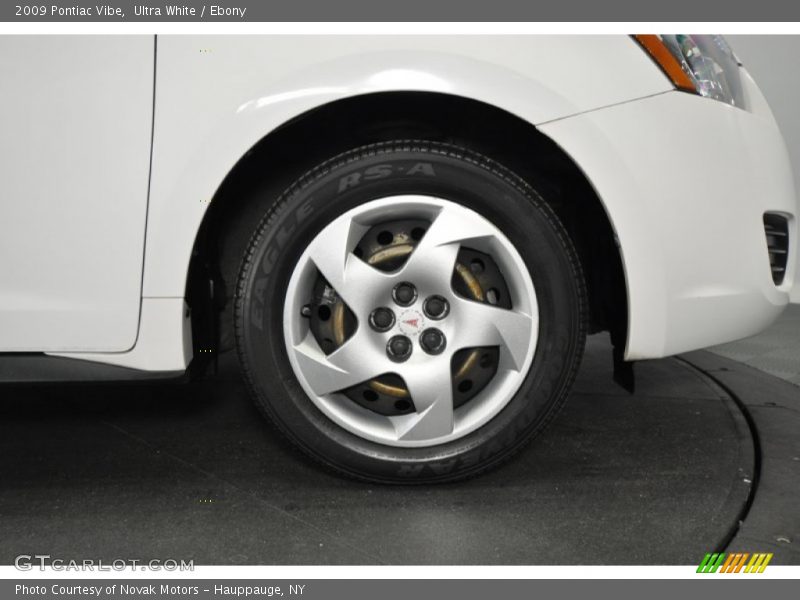 Ultra White / Ebony 2009 Pontiac Vibe