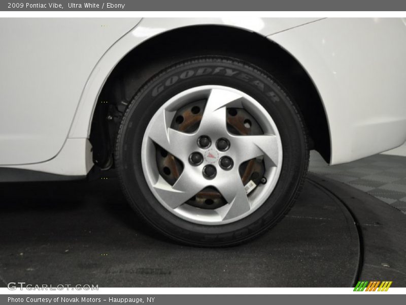 Ultra White / Ebony 2009 Pontiac Vibe