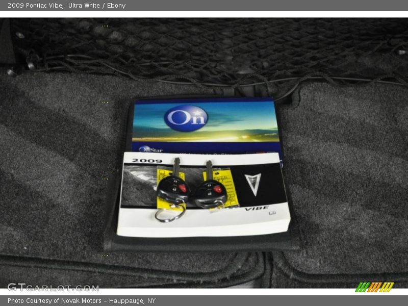 Ultra White / Ebony 2009 Pontiac Vibe