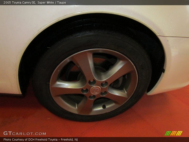 Super White / Taupe 2005 Toyota Camry SE