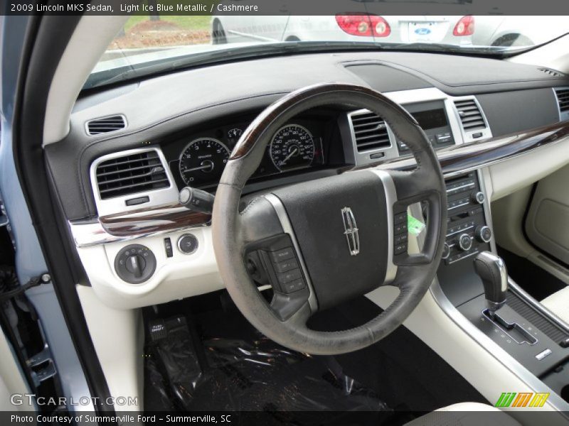 Dashboard of 2009 MKS Sedan