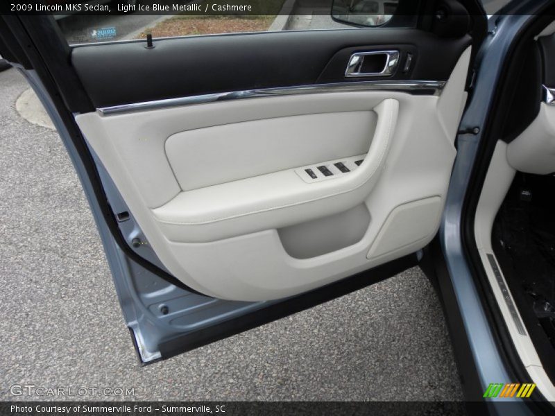 Door Panel of 2009 MKS Sedan