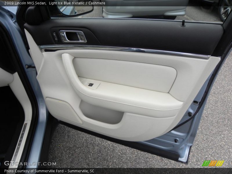 Door Panel of 2009 MKS Sedan