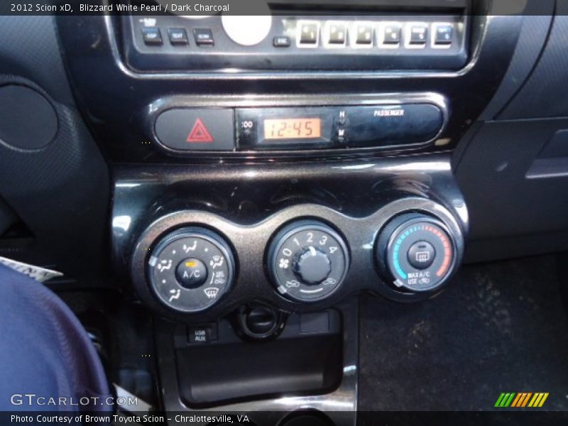 Blizzard White Pearl / Dark Charcoal 2012 Scion xD