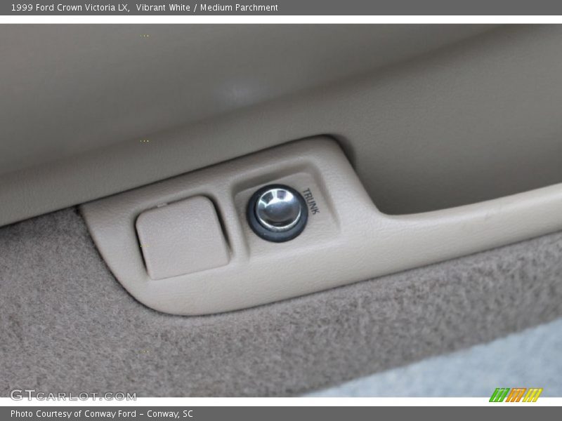 Vibrant White / Medium Parchment 1999 Ford Crown Victoria LX