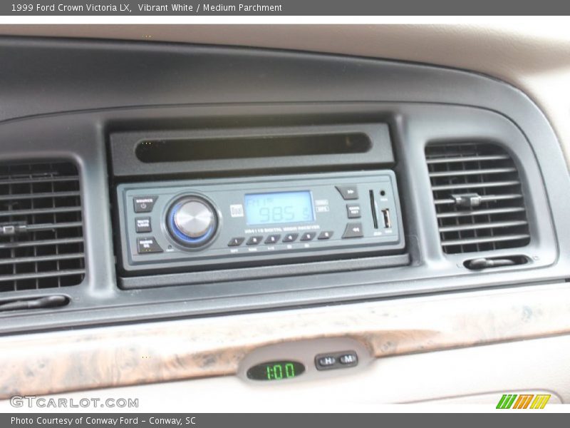 Vibrant White / Medium Parchment 1999 Ford Crown Victoria LX