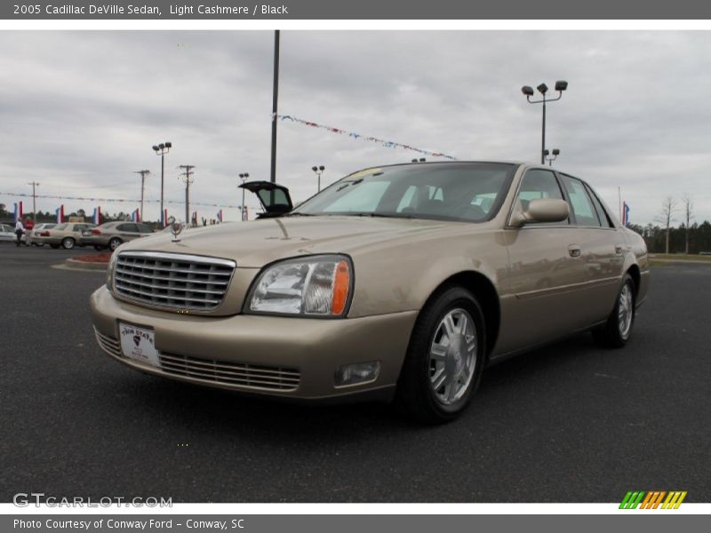 Light Cashmere / Black 2005 Cadillac DeVille Sedan