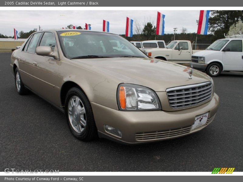 Light Cashmere / Black 2005 Cadillac DeVille Sedan