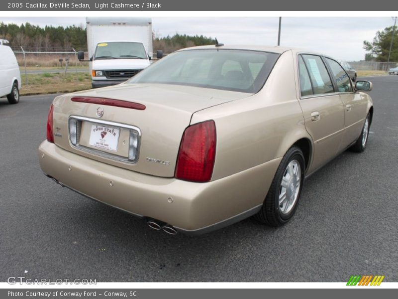 Light Cashmere / Black 2005 Cadillac DeVille Sedan