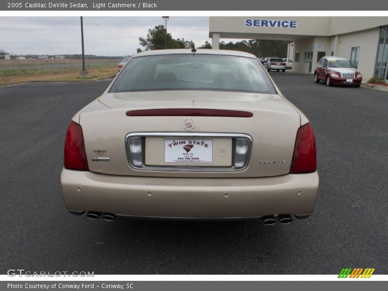 Light Cashmere / Black 2005 Cadillac DeVille Sedan