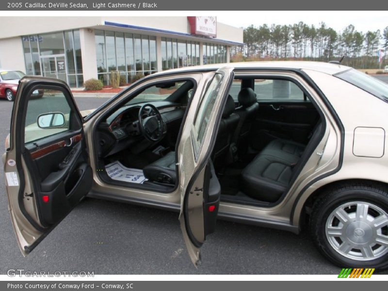 Light Cashmere / Black 2005 Cadillac DeVille Sedan