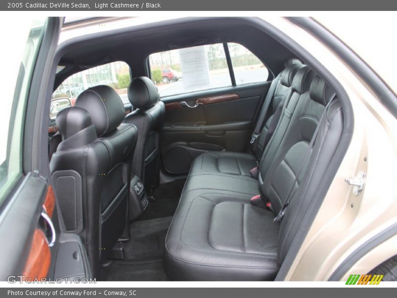 Light Cashmere / Black 2005 Cadillac DeVille Sedan