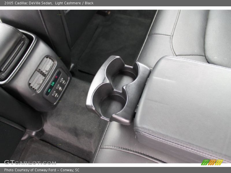 Light Cashmere / Black 2005 Cadillac DeVille Sedan