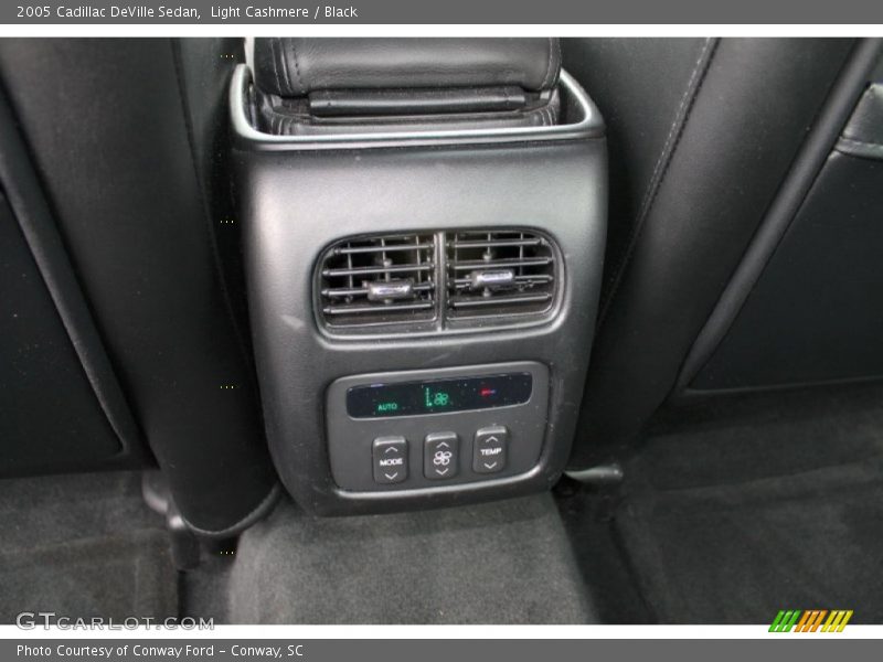 Light Cashmere / Black 2005 Cadillac DeVille Sedan