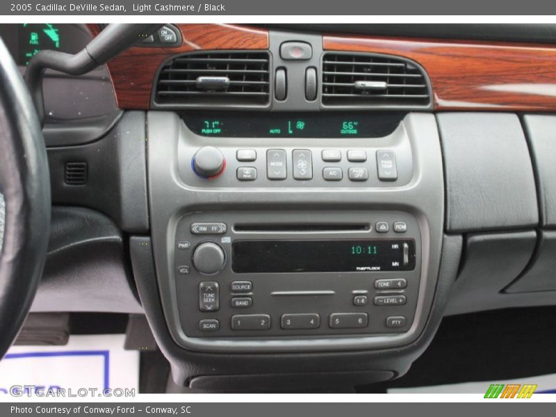Light Cashmere / Black 2005 Cadillac DeVille Sedan