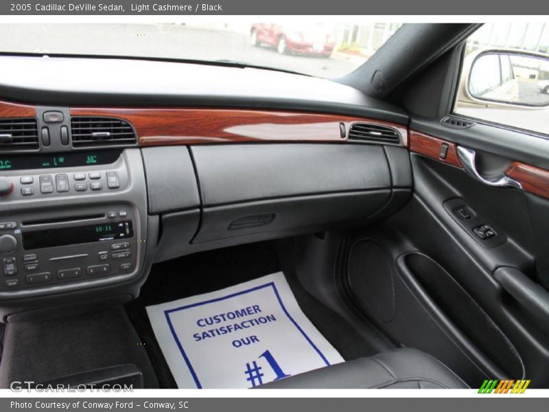 Light Cashmere / Black 2005 Cadillac DeVille Sedan