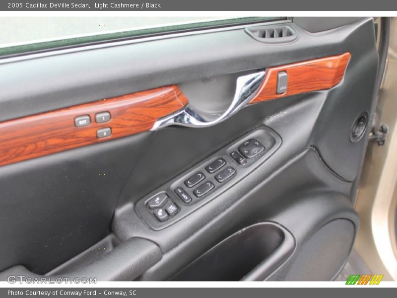 Light Cashmere / Black 2005 Cadillac DeVille Sedan