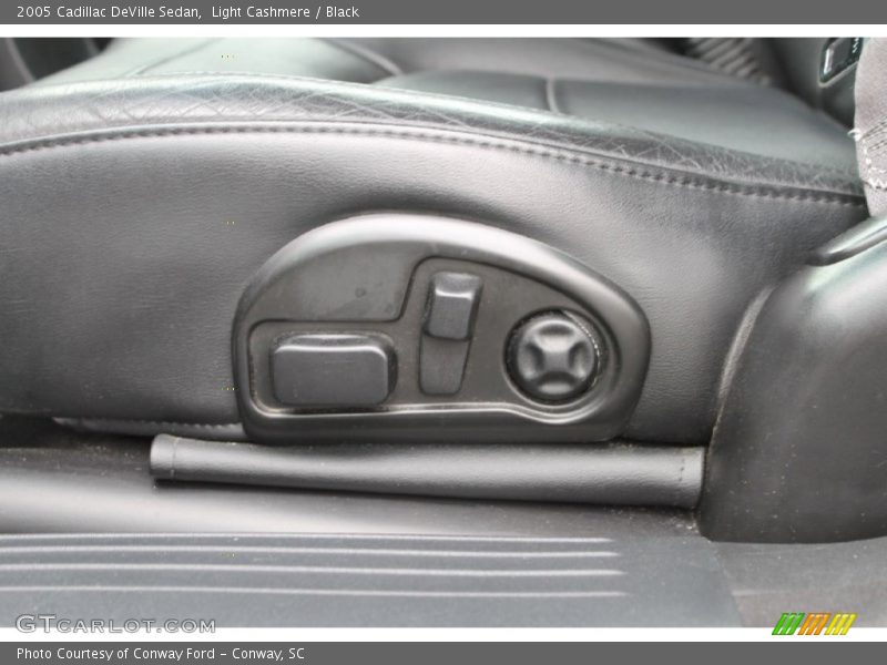 Light Cashmere / Black 2005 Cadillac DeVille Sedan