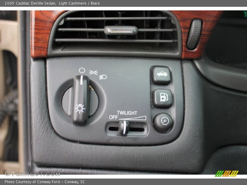 Light Cashmere / Black 2005 Cadillac DeVille Sedan