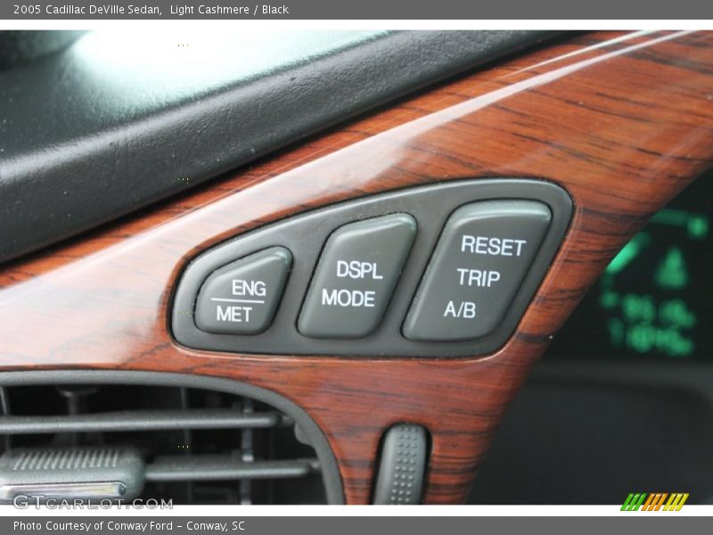 Light Cashmere / Black 2005 Cadillac DeVille Sedan