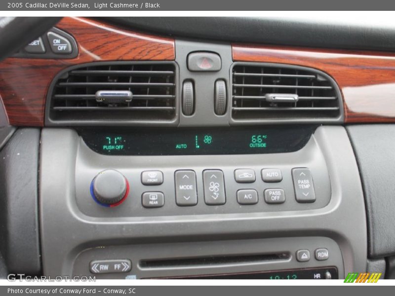 Light Cashmere / Black 2005 Cadillac DeVille Sedan