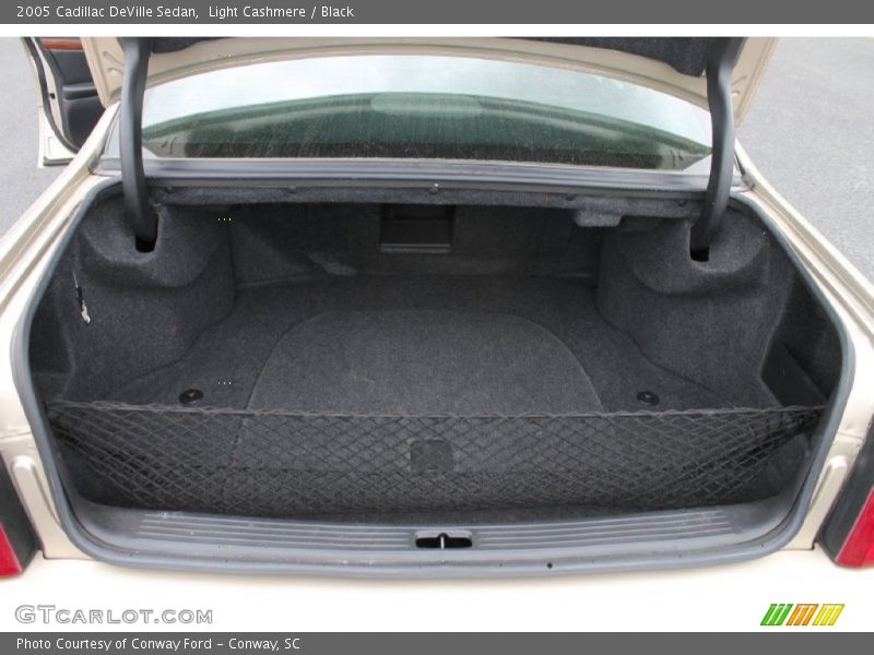 Light Cashmere / Black 2005 Cadillac DeVille Sedan