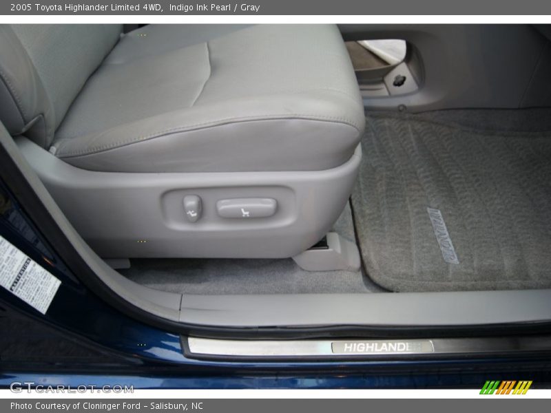 Indigo Ink Pearl / Gray 2005 Toyota Highlander Limited 4WD