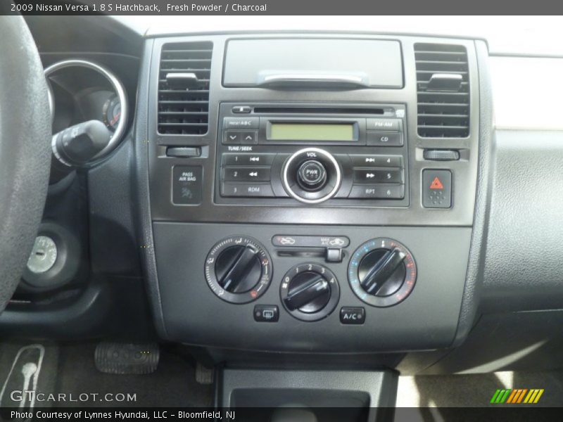 Fresh Powder / Charcoal 2009 Nissan Versa 1.8 S Hatchback