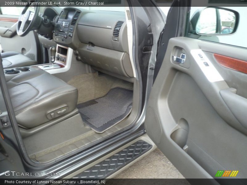 Storm Gray / Charcoal 2009 Nissan Pathfinder LE 4x4