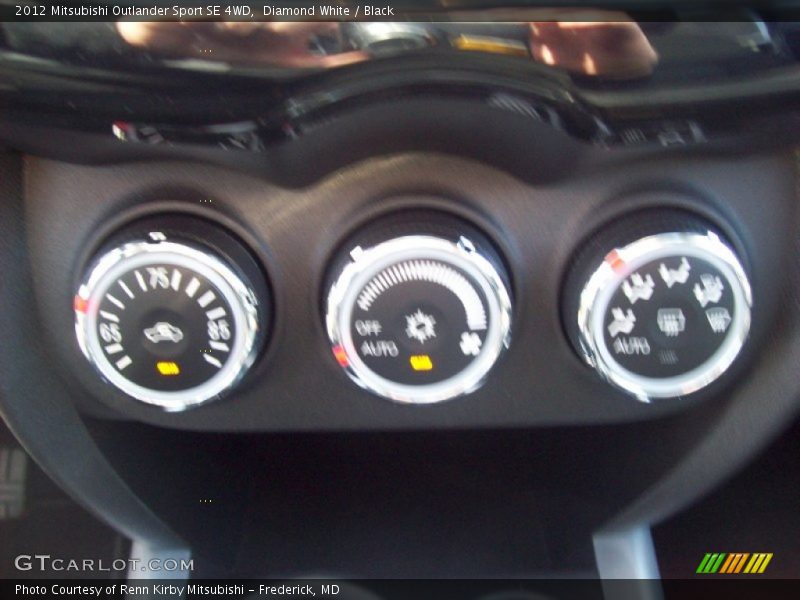 Diamond White / Black 2012 Mitsubishi Outlander Sport SE 4WD
