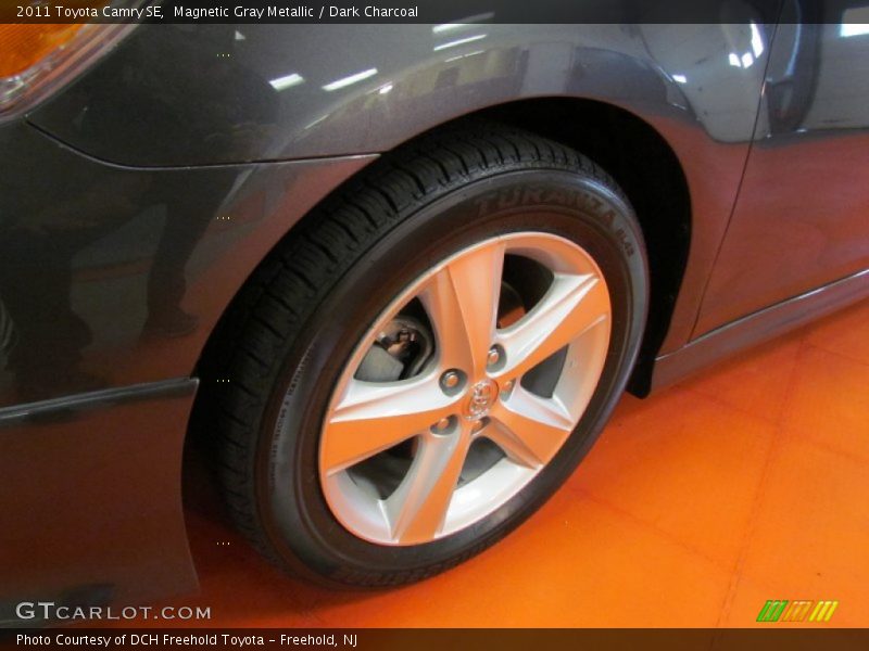 Magnetic Gray Metallic / Dark Charcoal 2011 Toyota Camry SE