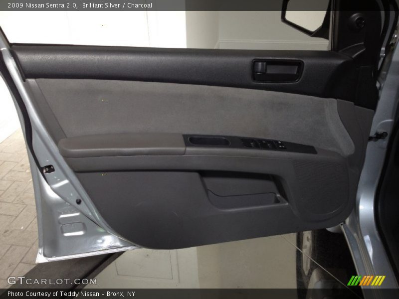 Brilliant Silver / Charcoal 2009 Nissan Sentra 2.0