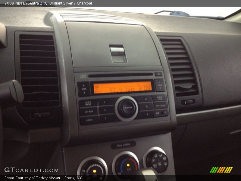 Brilliant Silver / Charcoal 2009 Nissan Sentra 2.0