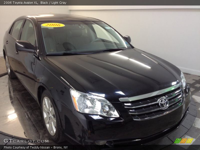 Black / Light Gray 2006 Toyota Avalon XL