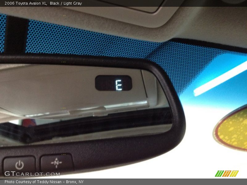Black / Light Gray 2006 Toyota Avalon XL