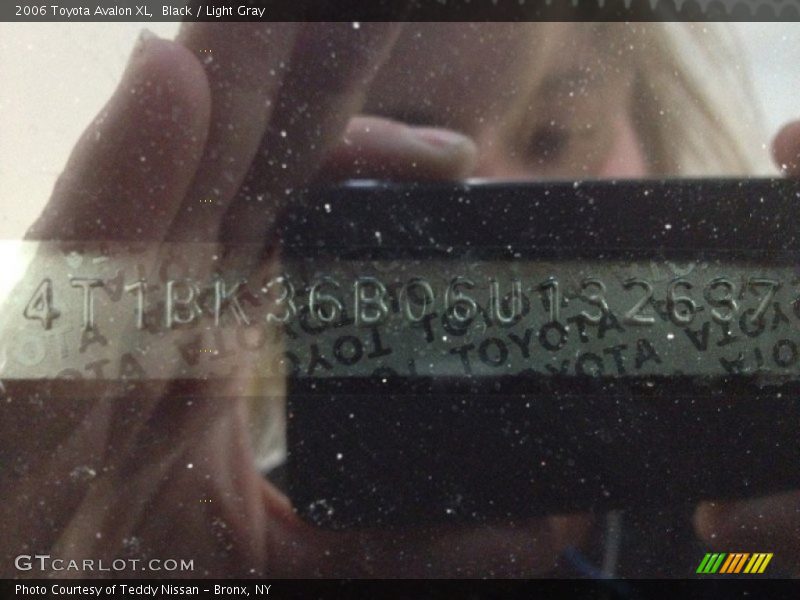 Black / Light Gray 2006 Toyota Avalon XL