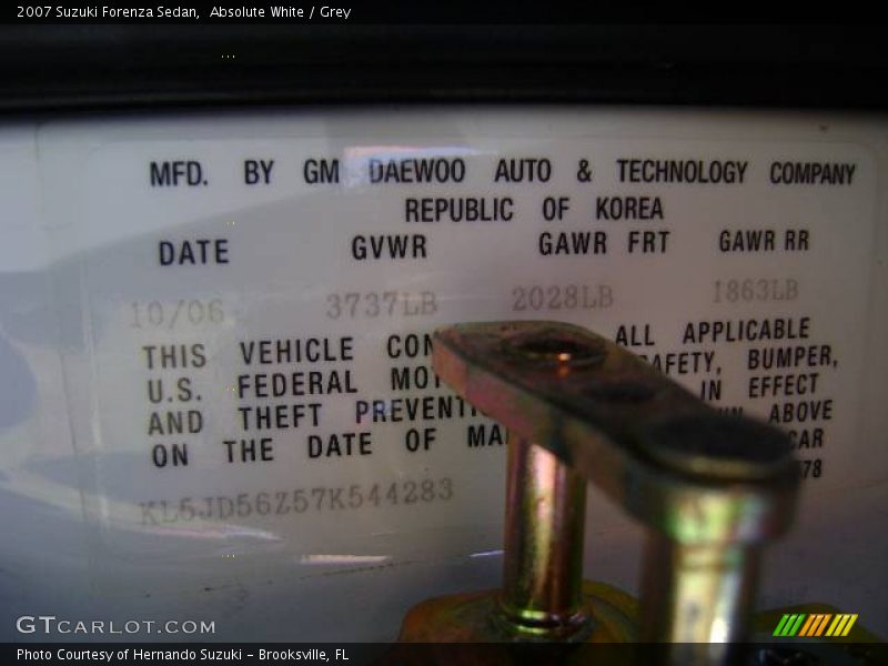 Absolute White / Grey 2007 Suzuki Forenza Sedan