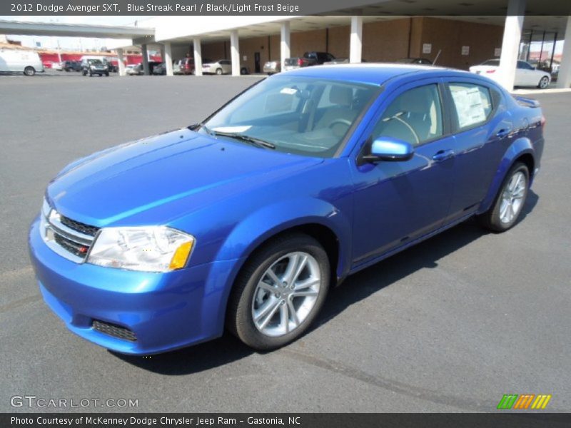 Front 3/4 View of 2012 Avenger SXT