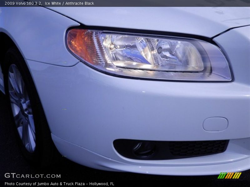 Ice White / Anthracite Black 2009 Volvo S80 3.2