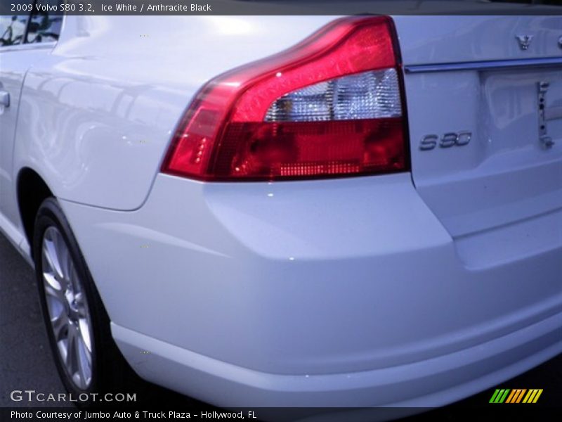 Ice White / Anthracite Black 2009 Volvo S80 3.2