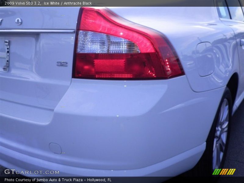 Ice White / Anthracite Black 2009 Volvo S80 3.2