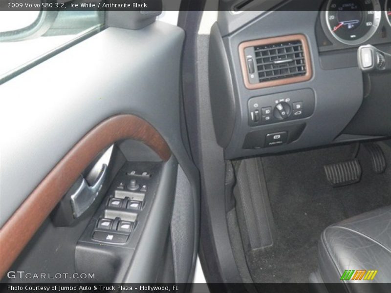 Ice White / Anthracite Black 2009 Volvo S80 3.2